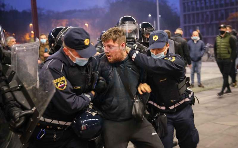 سلوفينيا: مصادمات بين الشرطة ومحتجين مناهضين لتدابير مواجهة كورونا