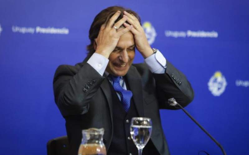 رئيس دولة الأورغواي يدخل الحجر بعد اجتماعه مع موظفة مصابة بكورونا..