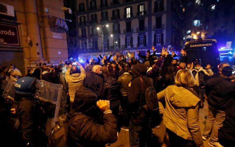 اشتباكات بين متظاهرين والشرطة بسبب حظر كورونا في ايطاليا.. ومنظمة الصحة تحذر 