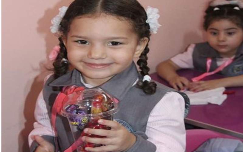 طفلة فلسطينية مُحاصَرة في سيارة قتل الاحتلال جميع أفراد عائلتها بغزة
