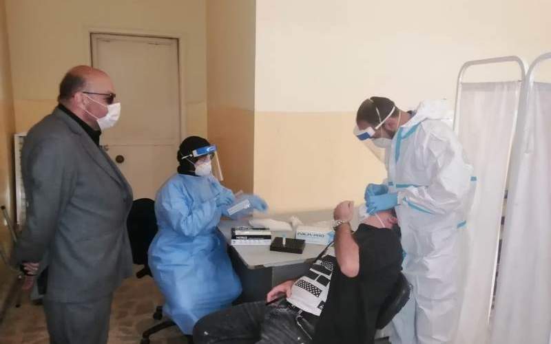 فريق وزارة الصحة أخذ 83 عينة لفحوص PCR في قصر عدل بعلبك