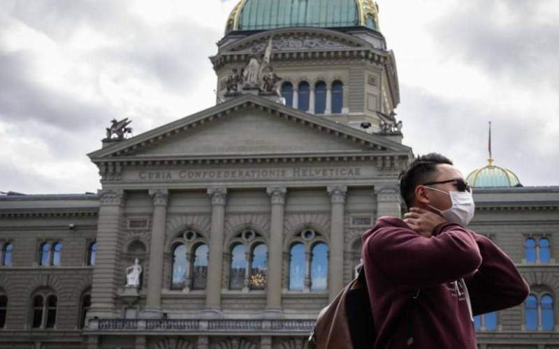 مع انحسار الإصابات الجديدة.. سويسرا ترفع معظم قيود فيروس كورونا