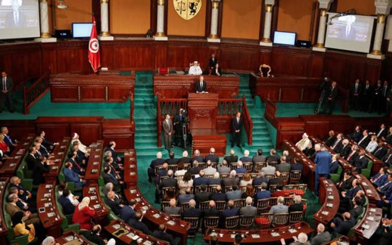 كورونا يقتحم البرلمان التونسي.. 