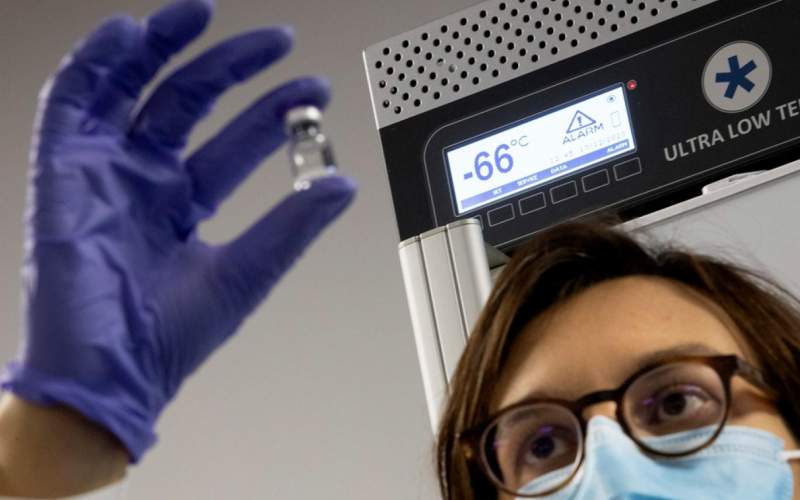 بريطانيا تبدأ الخطوة العملاقة.. لقاح أكسفورد والـ12 أسبوعا