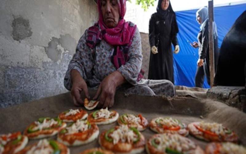 نساء غزة يتحدين جوع الإبادة عبر أعمال شاقة