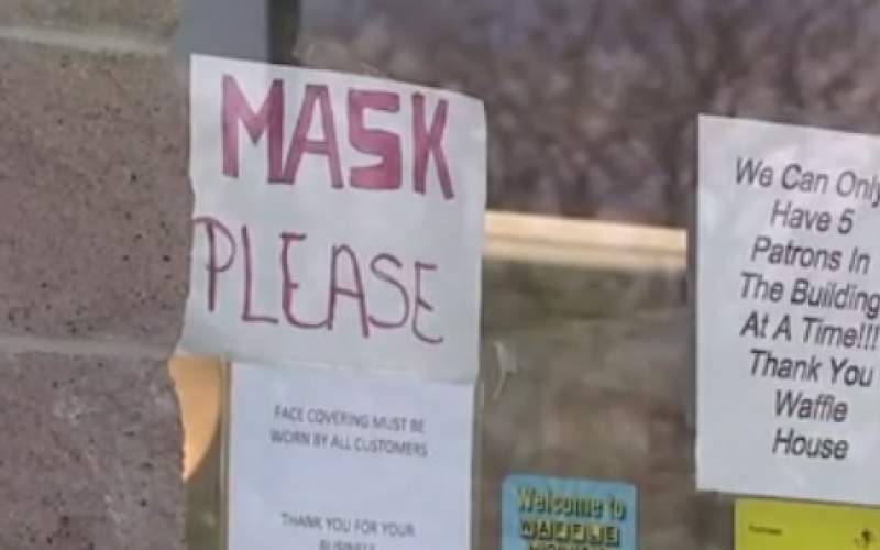 بعضها انتهى بالقتل.. مواجهات دامية سببها كمامات كورونا في أمريكا