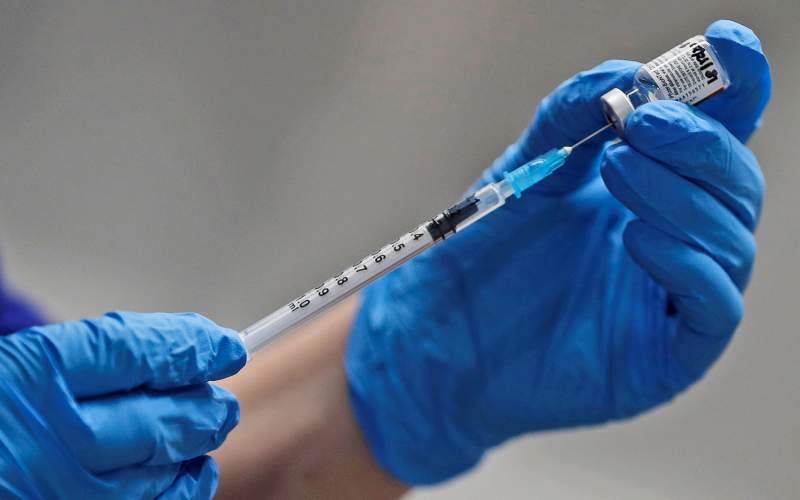 عامل صحي حُقن بـ5 جرعات من لقاح كورونا بالخطأ.. فما الذي حدث له؟