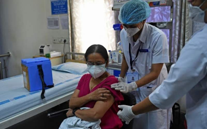 الهند تعلن ظهور أعراض جانبية على 52 شخصا من المطعمين بلقاح كورونا